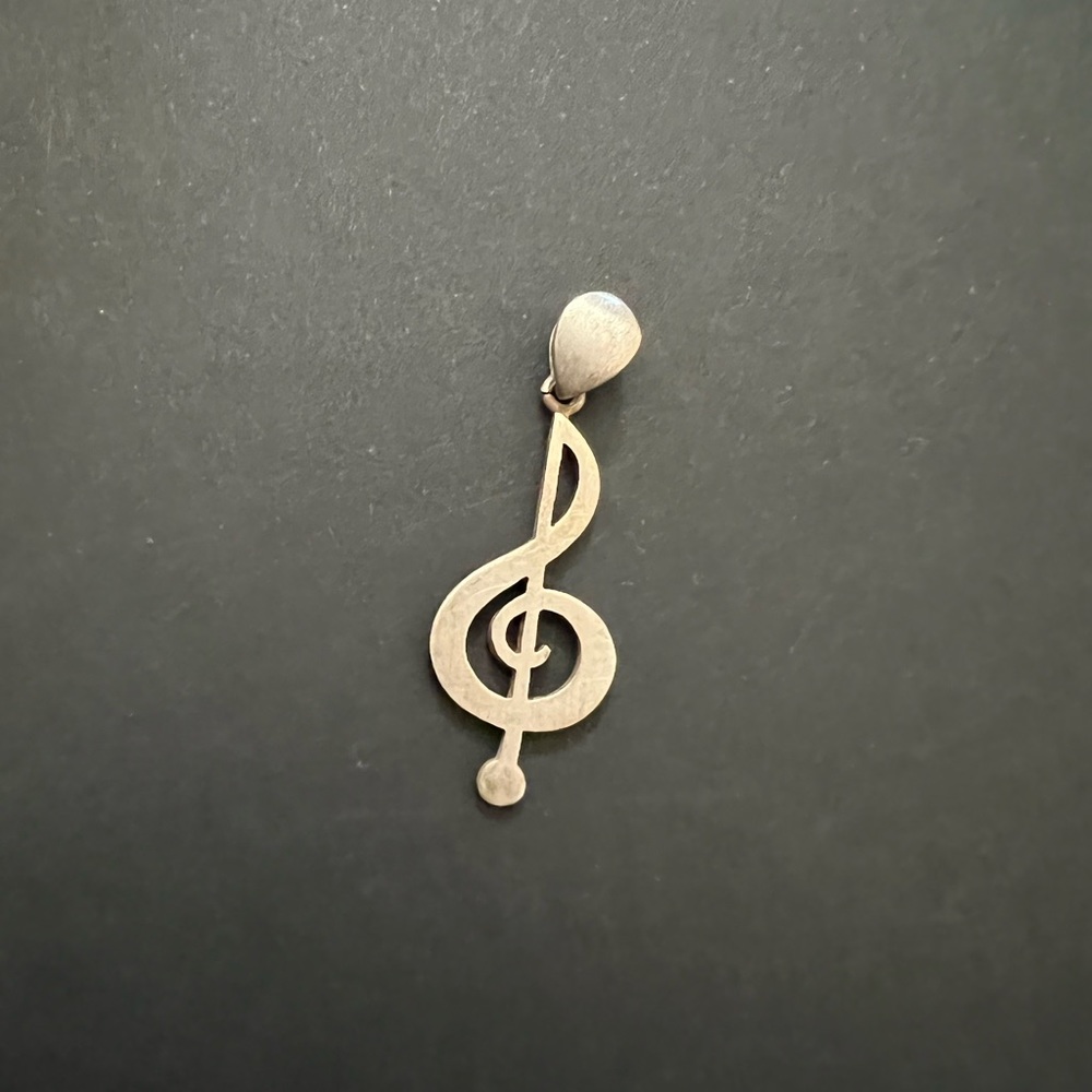 Silver treble clef pendant